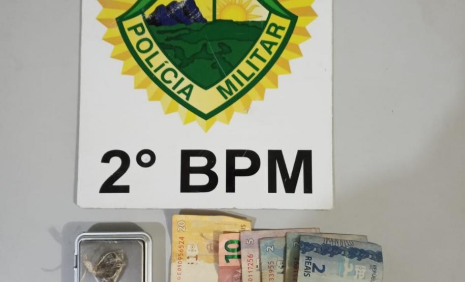 PM apreende uma arma de fogo, um simulacro e porções de maconha no Norte do estado