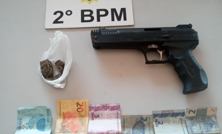PM apreende uma arma de fogo, um simulacro e porções de maconha no Norte do estado