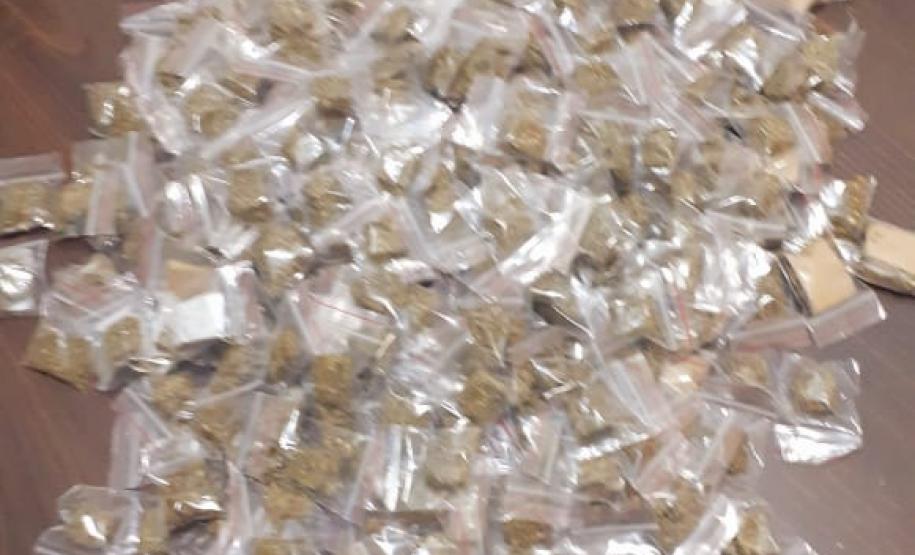 PM prende dois homens e apreendem 329 porções de maconha e uma arma de fogo na RMC