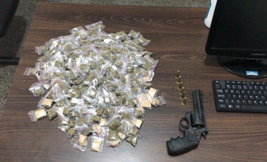 PM prende dois homens e apreendem 329 porções de maconha e uma arma de fogo na RMC