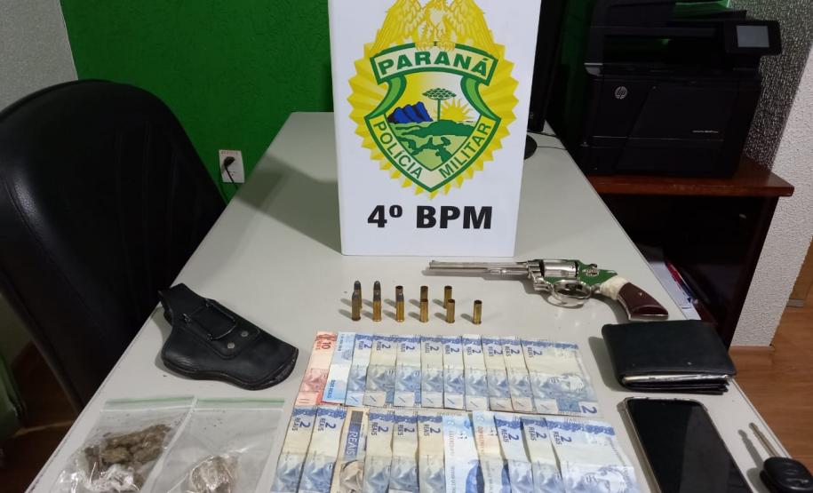 PM recupera um carro e apreende uma arma de fogo e drogas no Noroeste do estado