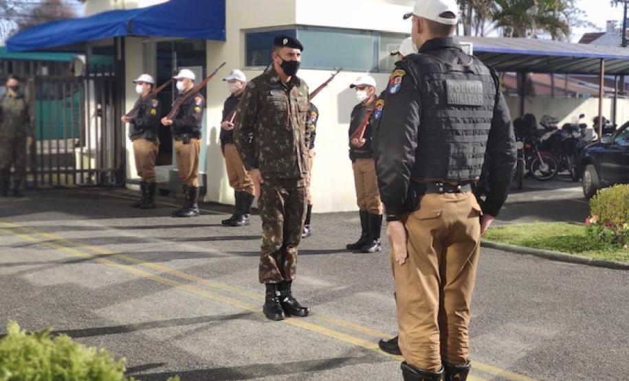 Batalhão de Polícia de Trânsito recebe visita de oficial do Exército Brasileiro para estreitar relações com a PM