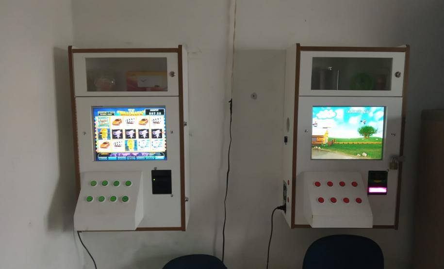 AIFU apreende 35 máquinas caça-níqueis e flagra festa com mais de 100 pessoas durante fiscalizações em Curitiba