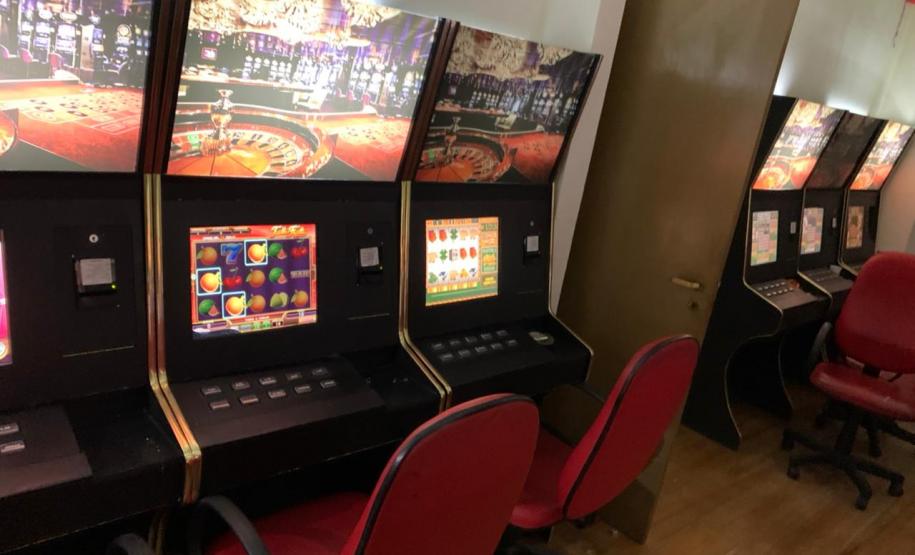 AIFU apreende 35 máquinas caça-níqueis e flagra festa com mais de 100 pessoas durante fiscalizações em Curitiba