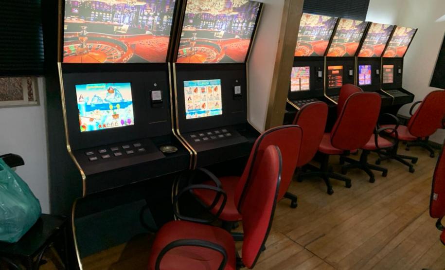 AIFU apreende 35 máquinas caça-níqueis e flagra festa com mais de 100 pessoas durante fiscalizações em Curitiba