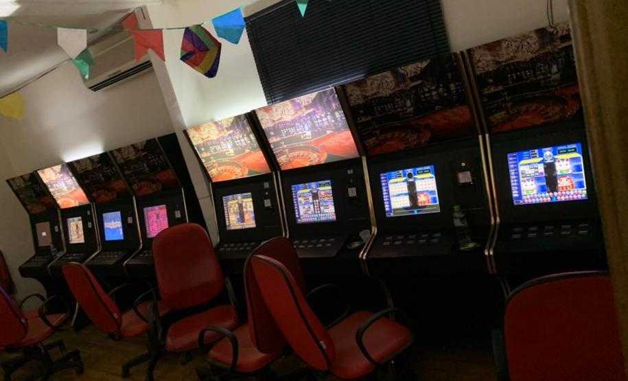 AIFU apreende 35 máquinas caça-níqueis e flagra festa com mais de 100 pessoas durante fiscalizações em Curitiba