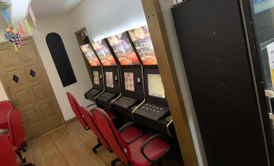 AIFU apreende 35 máquinas caça-níqueis e flagra festa com mais de 100 pessoas durante fiscalizações em Curitiba