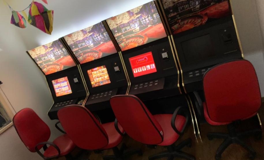 AIFU apreende 35 máquinas caça-níqueis e flagra festa com mais de 100 pessoas durante fiscalizações em Curitiba