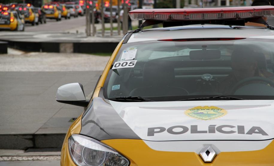 PM prende mulher logo após furto e apreende simulacro e porções de drogas nos Campos Gerais