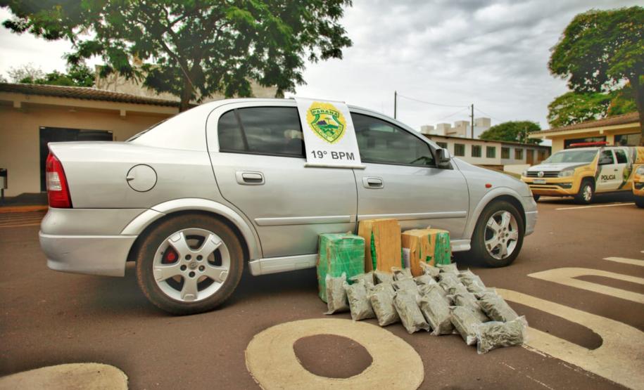 PM apreende carro carregado com mais de 64 quilos de maconha no Oeste do estado