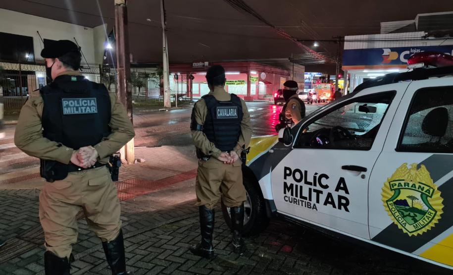 PM prende dois foragidos da justiça e aplica autos de infração de trânsito durante a operação Polígono, em Fazenda Rio Grande,na RMC