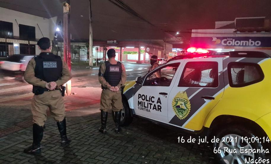 PM prende dois foragidos da justiça e aplica autos de infração de trânsito durante a operação Polígono, em Fazenda Rio Grande,na RMC
