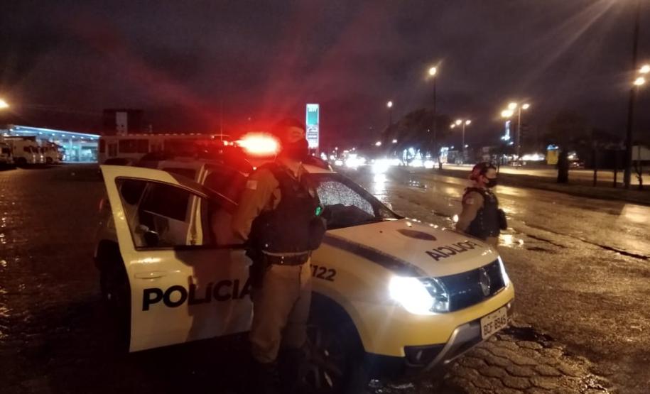 PM prende dois foragidos da justiça e aplica autos de infração de trânsito durante a operação Polígono, em Fazenda Rio Grande,na RMC