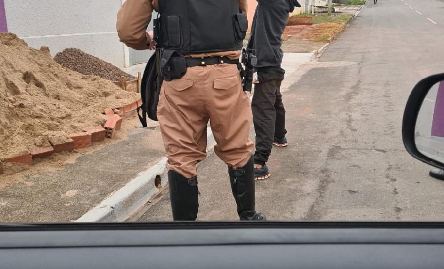 PM prende dois foragidos da justiça e aplica autos de infração de trânsito durante a operação Polígono, em Fazenda Rio Grande,na RMC