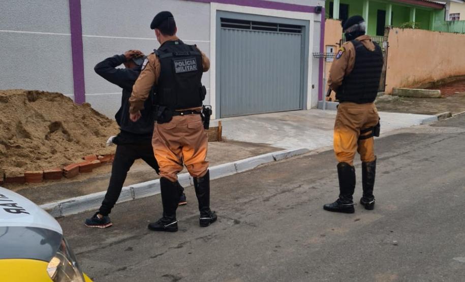 PM prende dois foragidos da justiça e aplica autos de infração de trânsito durante a operação Polígono, em Fazenda Rio Grande,na RMC