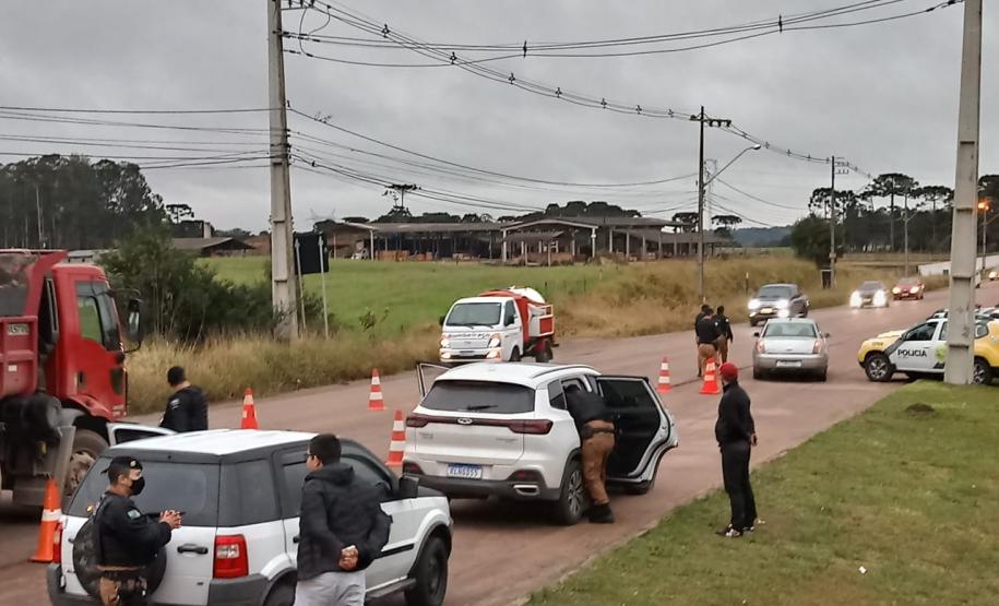 PM prende dois foragidos da justiça e aplica autos de infração de trânsito durante a operação Polígono, em Fazenda Rio Grande,na RMC