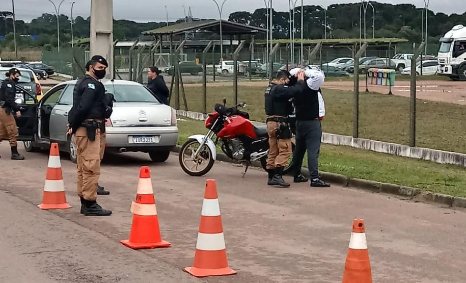 PM prende dois foragidos da justiça e aplica autos de infração de trânsito durante a operação Polígono, em Fazenda Rio Grande,na RMC