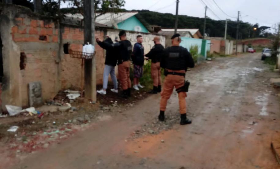 PM prende dois foragidos da justiça e aplica autos de infração de trânsito durante a operação Polígono, em Fazenda Rio Grande,na RMC