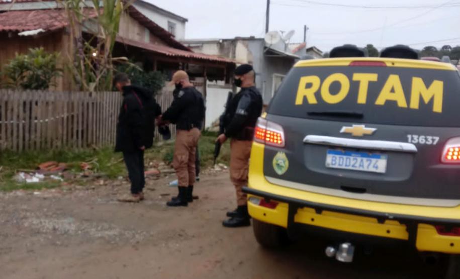 PM prende dois foragidos da justiça e aplica autos de infração de trânsito durante a operação Polígono, em Fazenda Rio Grande,na RMC