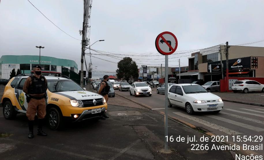 PM prende dois foragidos da justiça e aplica autos de infração de trânsito durante a operação Polígono, em Fazenda Rio Grande,na RMC
