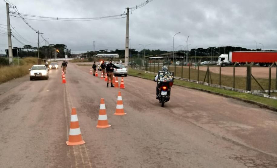 PM prende dois foragidos da justiça e aplica autos de infração de trânsito durante a operação Polígono, em Fazenda Rio Grande,na RMC