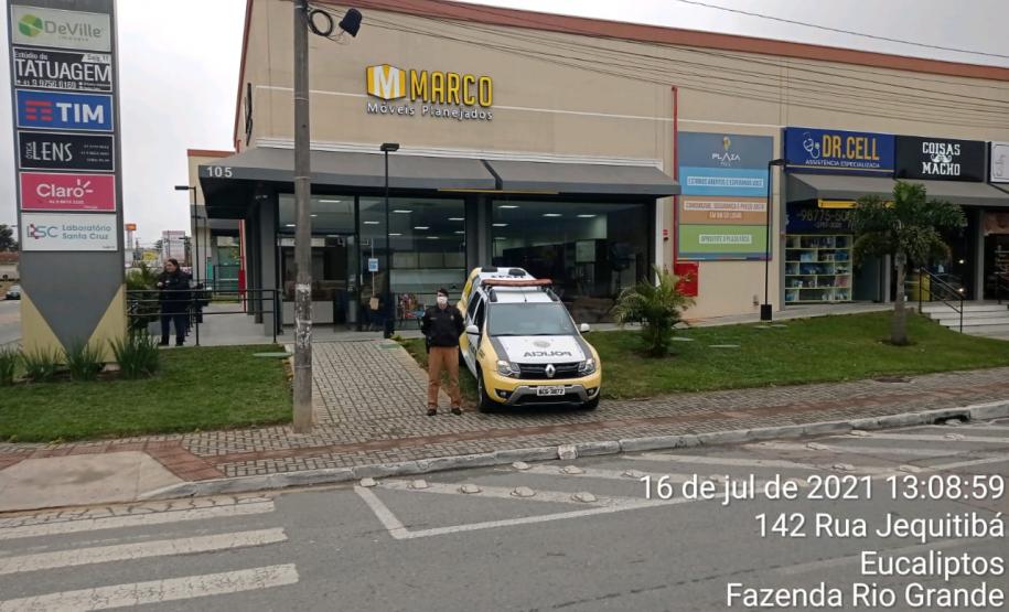 PM prende dois foragidos da justiça e aplica autos de infração de trânsito durante a operação Polígono, em Fazenda Rio Grande,na RMC