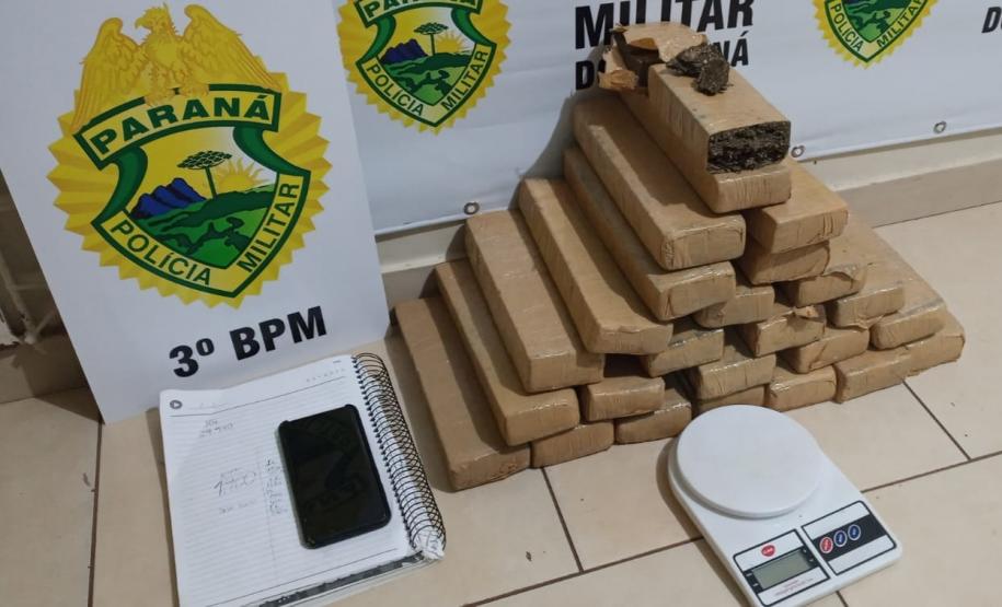 PM apreende mais de 20 quilos de maconha e uma pistola em situações distintas no Sudoeste do estado