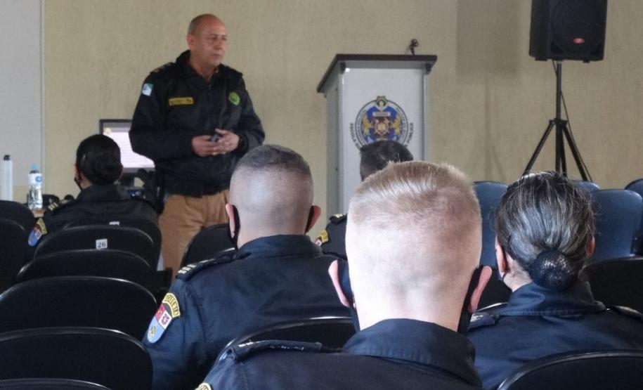 Chefe do COPOM apresenta as atividades da unidade para alunos do 3º ano do Curso de Formação de Oficiais na APMG