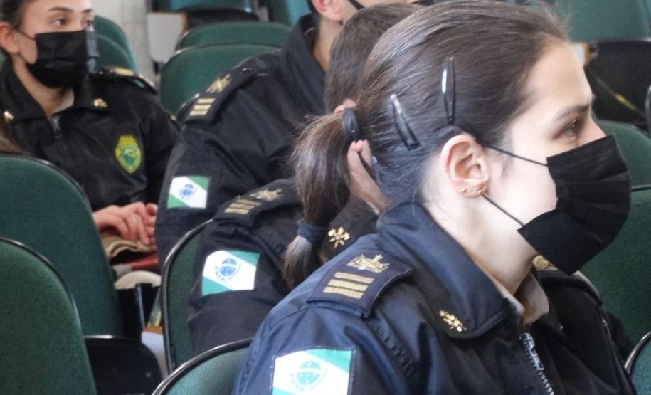 Chefe do COPOM apresenta as atividades da unidade para alunos do 3º ano do Curso de Formação de Oficiais na APMG