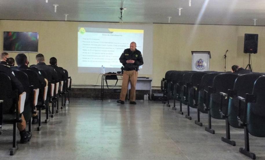 Chefe do COPOM apresenta as atividades da unidade para alunos do 3º ano do Curso de Formação de Oficiais na APMG