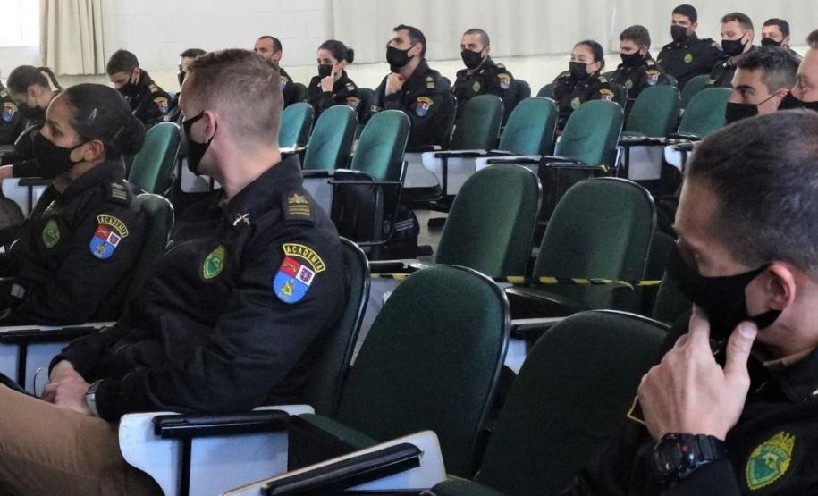 Chefe do COPOM apresenta as atividades da unidade para alunos do 3º ano do Curso de Formação de Oficiais na APMG