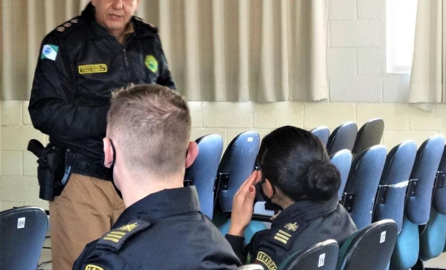 Chefe do COPOM apresenta as atividades da unidade para alunos do 3º ano do Curso de Formação de Oficiais na APMG