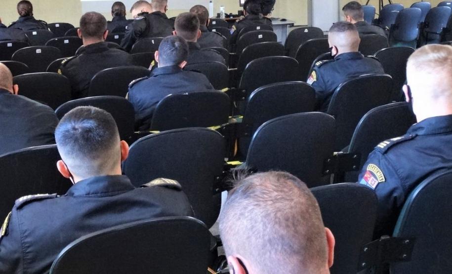 Chefe do COPOM apresenta as atividades da unidade para alunos do 3º ano do Curso de Formação de Oficiais na APMG