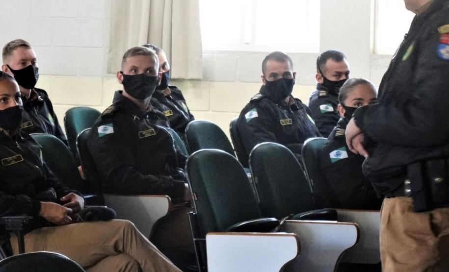 Chefe do COPOM apresenta as atividades da unidade para alunos do 3º ano do Curso de Formação de Oficiais na APMG