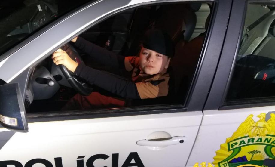 Menina de 10 anos recebe visita de policiais militares no dia do aniversário em Cianorte (PR)