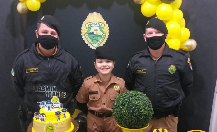 Menina de 10 anos recebe visita de policiais militares no dia do aniversário em Cianorte (PR)