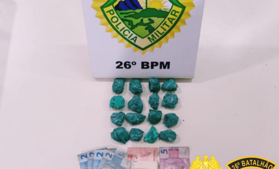 PM encaminha quatro pessoas, recupera um veículo e apreende mais de 30 porções de drogas nos Campos Gerais