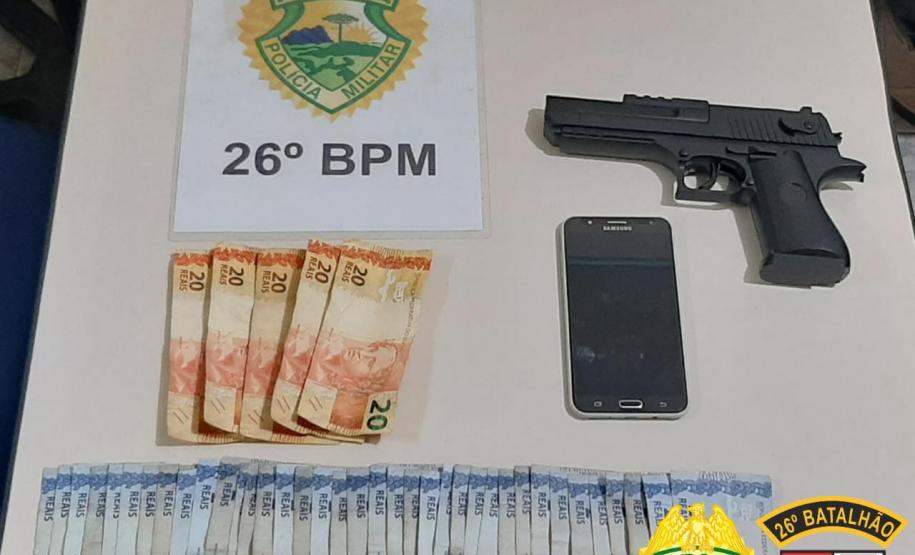 PM encaminha quatro pessoas, recupera um veículo e apreende mais de 30 porções de drogas nos Campos Gerais