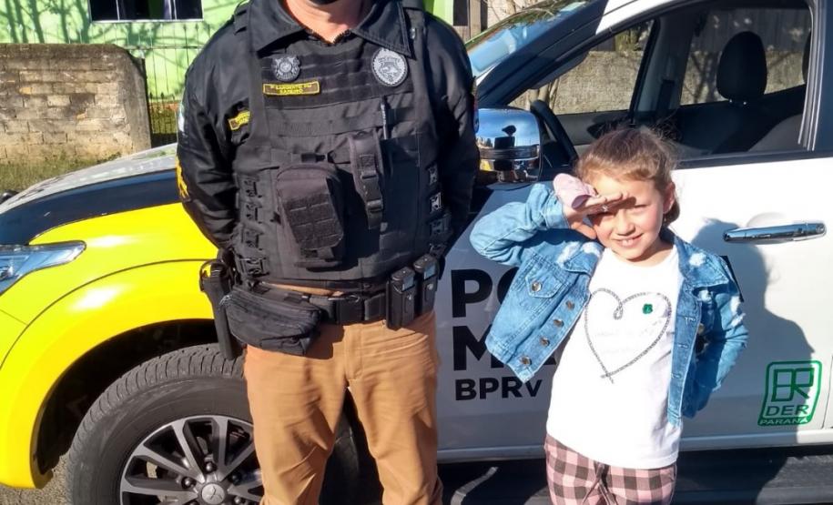 Policiais militares rodoviários visitam família e interagem com crianças em São Mateus do Sul (PR)