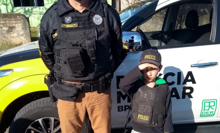 Policiais militares rodoviários visitam família e interagem com crianças em São Mateus do Sul (PR)