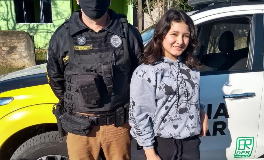 Policiais militares rodoviários visitam família e interagem com crianças em São Mateus do Sul (PR)