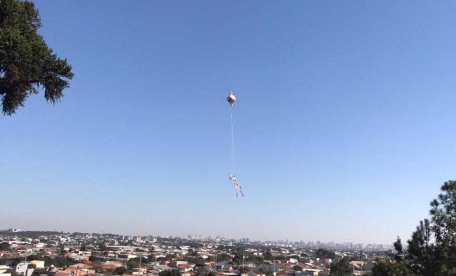 Polícia Militar apreende balão que caiu no bairro Boqueirão, em Curitiba, na manhã deste domingo