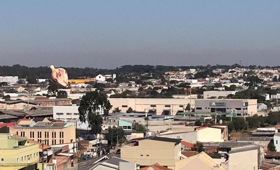 Polícia Militar apreende balão que caiu no bairro Boqueirão, em Curitiba, na manhã deste domingo
