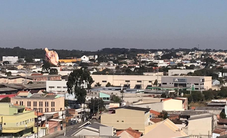 Polícia Militar apreende balão que caiu no bairro Boqueirão, em Curitiba, na manhã deste domingo