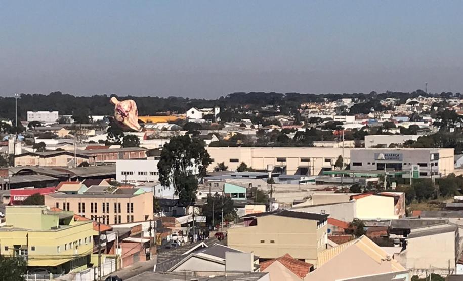 Polícia Militar apreende balão que caiu no bairro Boqueirão, em Curitiba, na manhã deste domingo