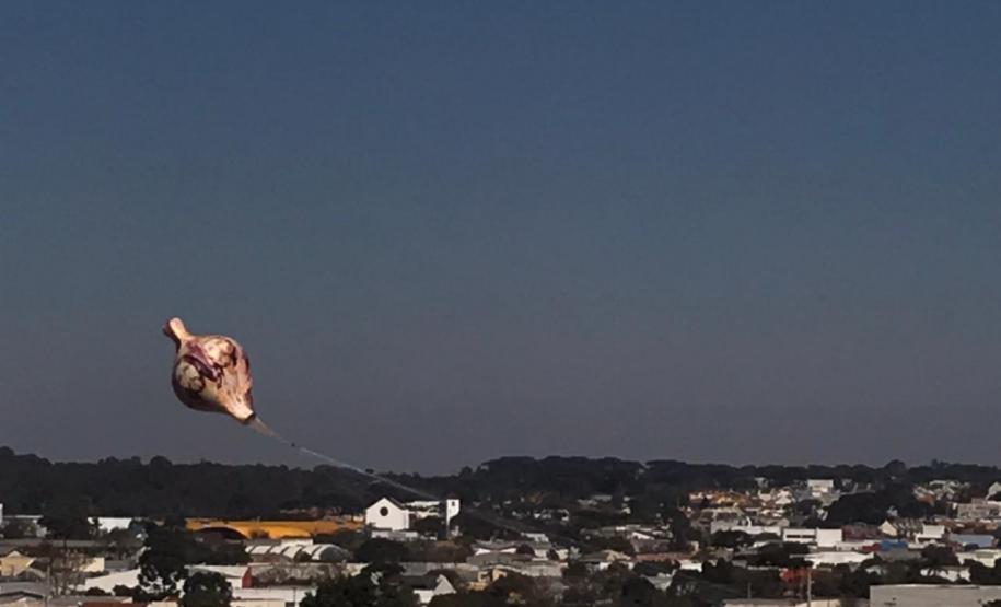 Polícia Militar apreende balão que caiu no bairro Boqueirão, em Curitiba, na manhã deste domingo