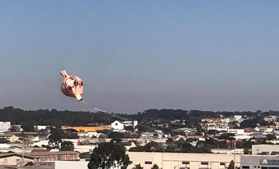 Polícia Militar apreende balão que caiu no bairro Boqueirão, em Curitiba, na manhã deste domingo