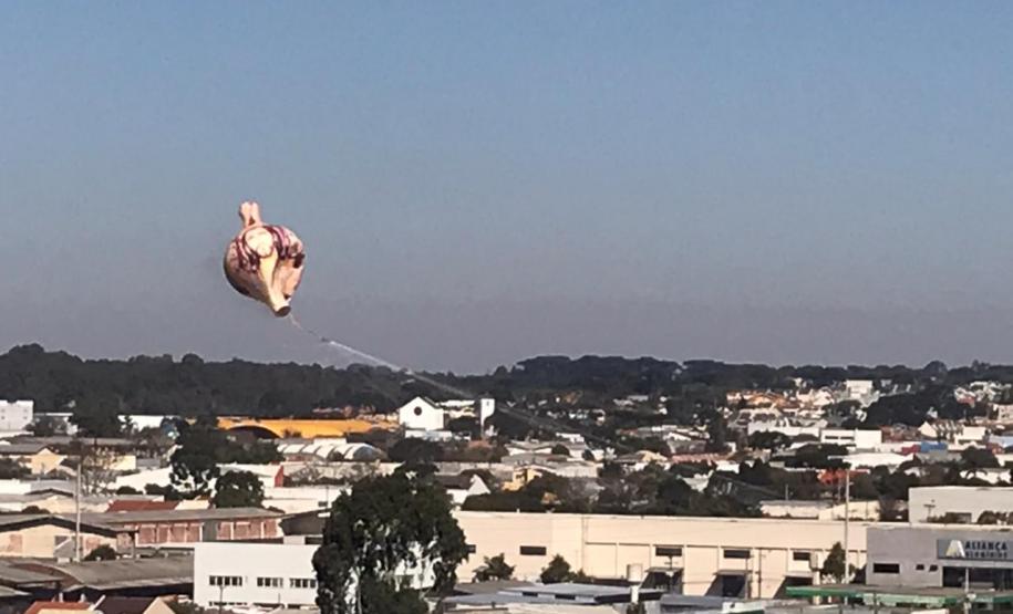 Polícia Militar apreende balão que caiu no bairro Boqueirão, em Curitiba, na manhã deste domingo