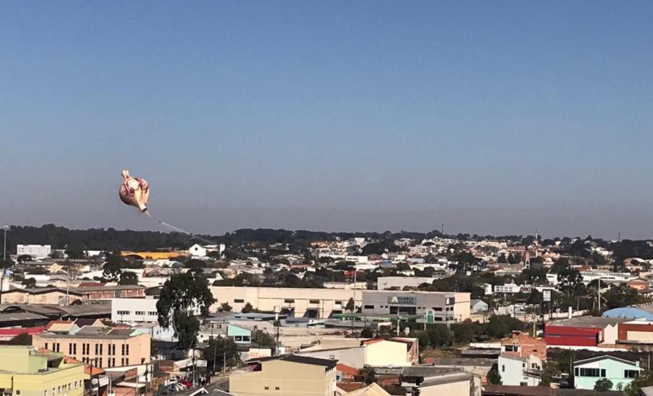 Polícia Militar apreende balão que caiu no bairro Boqueirão, em Curitiba, na manhã deste domingo
