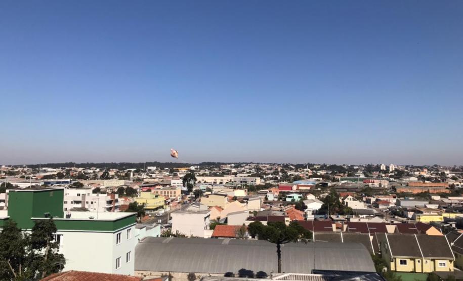 Polícia Militar apreende balão que caiu no bairro Boqueirão, em Curitiba, na manhã deste domingo